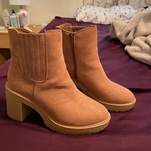 Universal thread Katrina lug sole boot